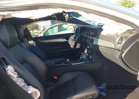 2015 Mercedes-Benz C 250 из США, поврежденный, VIN WDDGJ4HB4FG439586